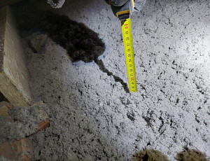 Zateplení stropu novostavby rodinného domu pomocí foukané izolace